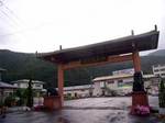 オリエンタルな寺院風の門ならびにシーサー